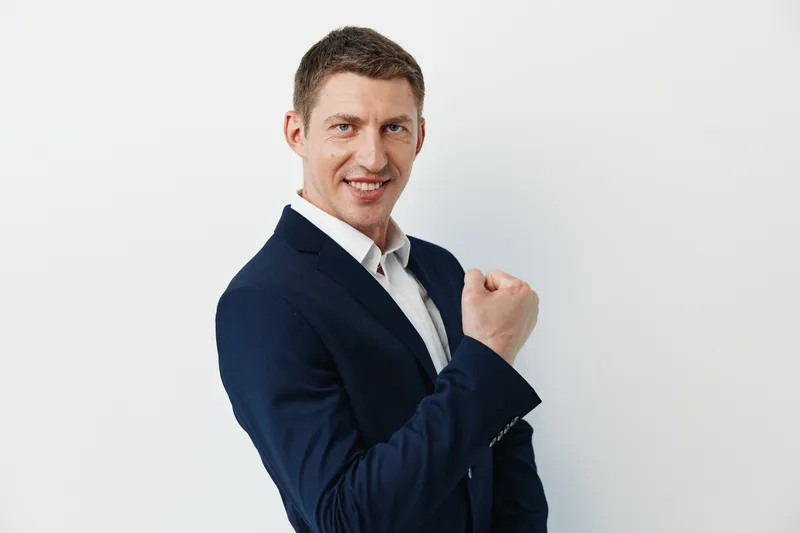 Менеджер позирует, мужчина, рубашка, эмоция, серый, модель, позитивный, успешный, радость, костюм, красивый, мужчина, выражение, зрелый, успех, парень, уверенный, стильный