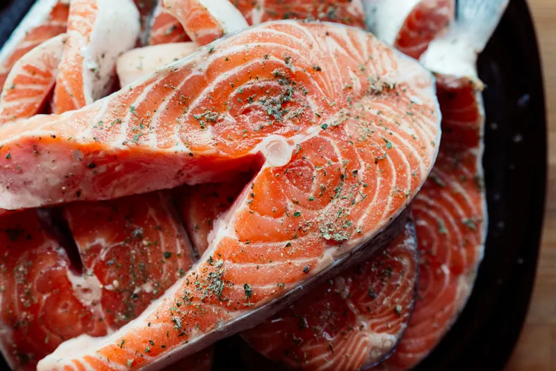 Красная маринованная рыба, приготовление еды, морепродукты, деликатес