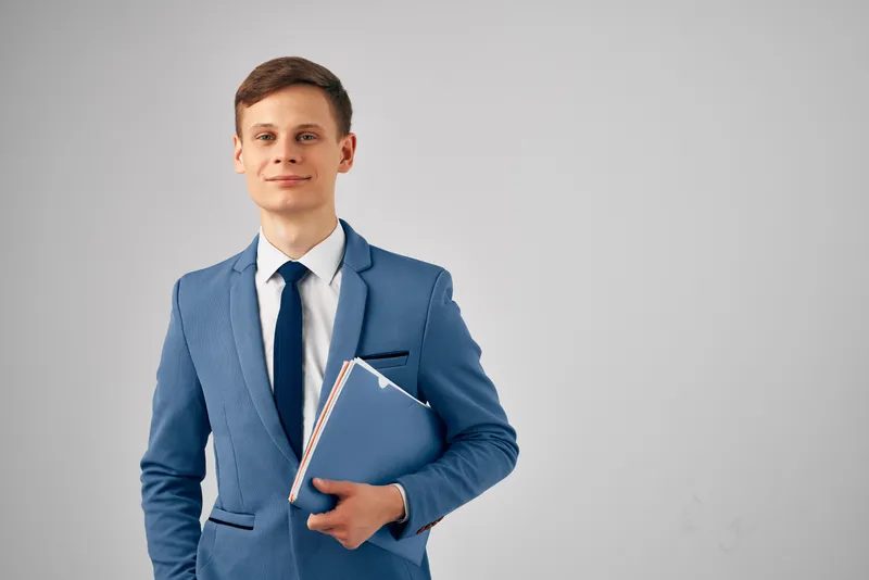Мужчина в костюме с документами