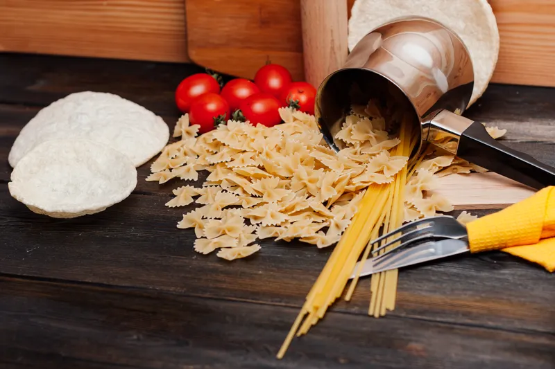 Ингредиенты для итальянской кухни: паста, соус и другие продукты для приготовления обеда