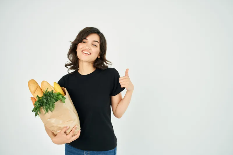 Брюнетка с пакетом продуктов, домашние дела, здоровая еда, супермаркет