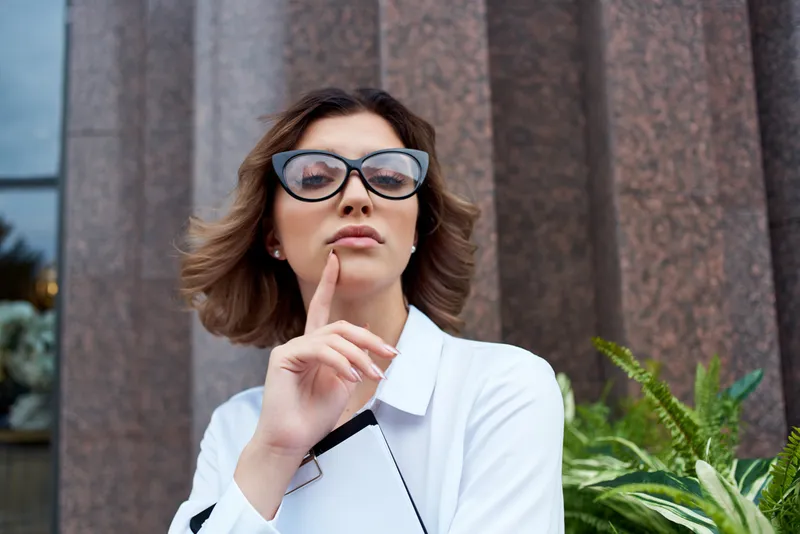 Женщина с документом в руках на улице, менеджер по работе в офисе