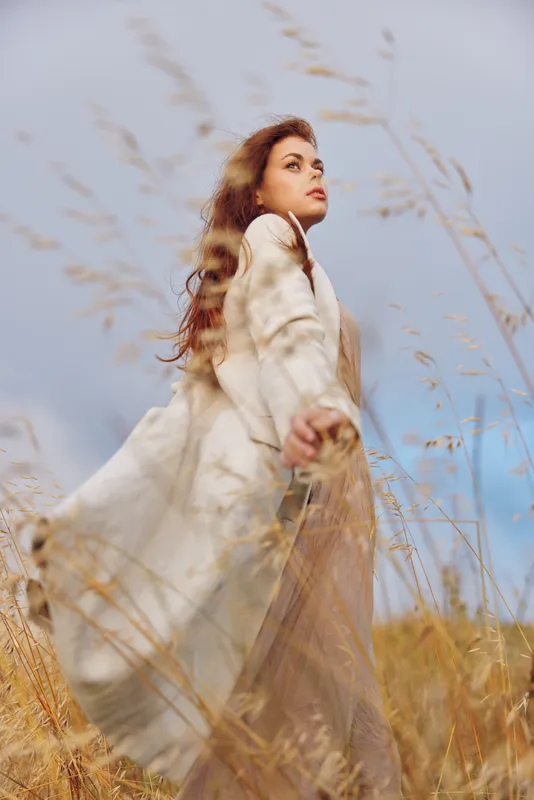 Симпатичная женщина в пальто гуляет на улице в осенний сезон