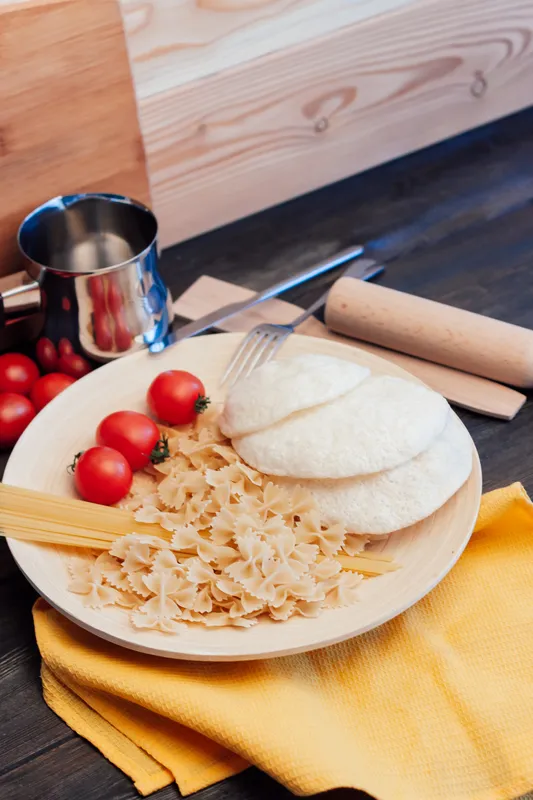 Тарелка с пастой, итальянская кухня, приготовление блюда с помидорами черри на обед