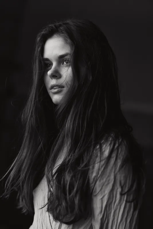Портрет красивой женщины в платье, позирующей на открытом воздухе