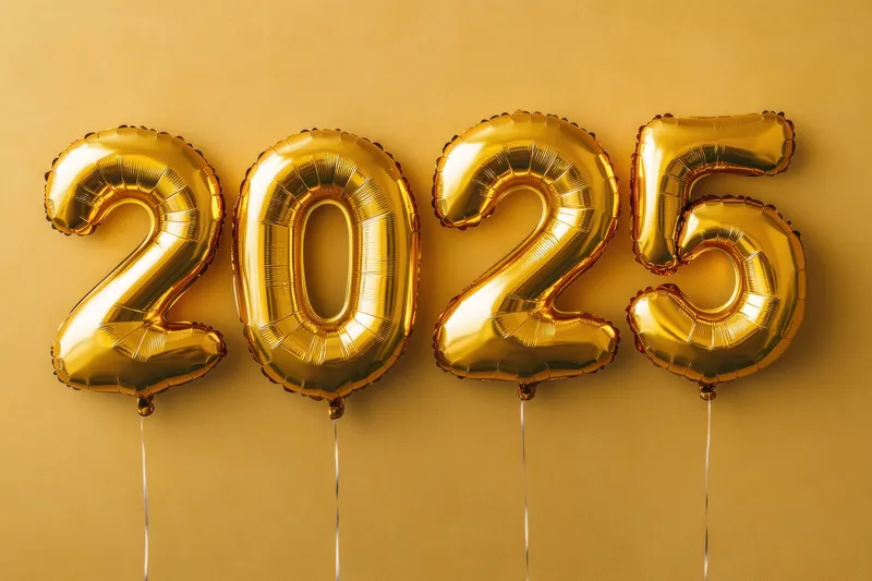 Воздушные шары из золотой фольги в форме цифр 2025, парящие на фоне ярко-желтой стены, символизирующие праздник и надежду на новый год