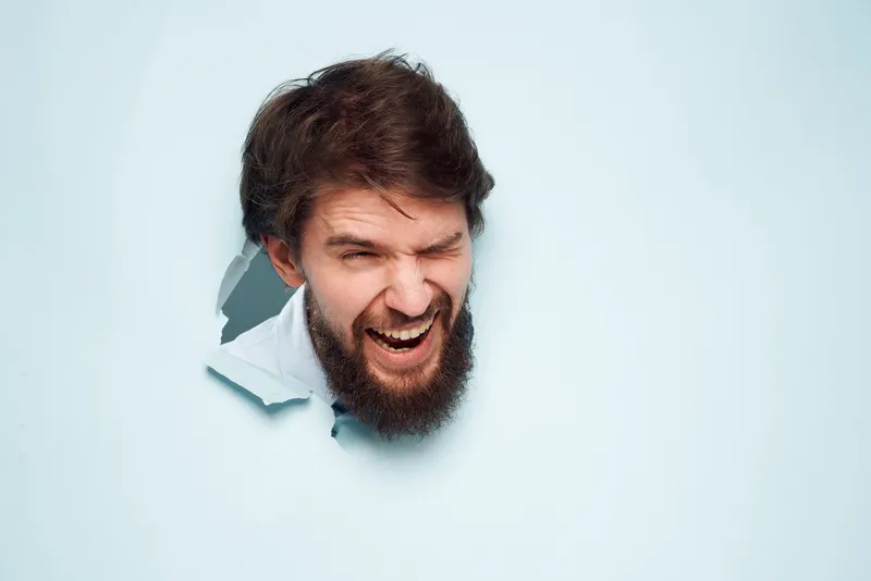 Весёлый менеджер работает с офисными документами на синем фоне