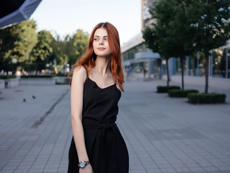 Привлекательная женщина на открытом воздухе гуляет, отдыхает, путешествует и позирует