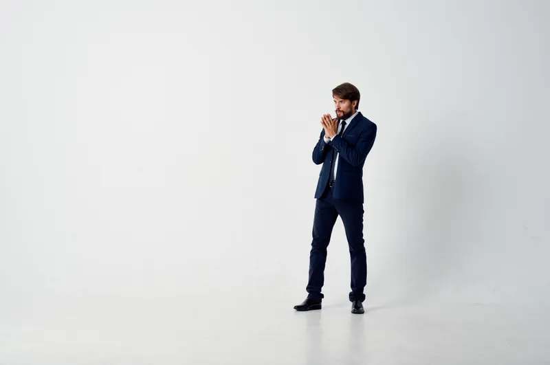 Бородатый бизнесмен позирует в кабинете руководителя в студийной обстановке