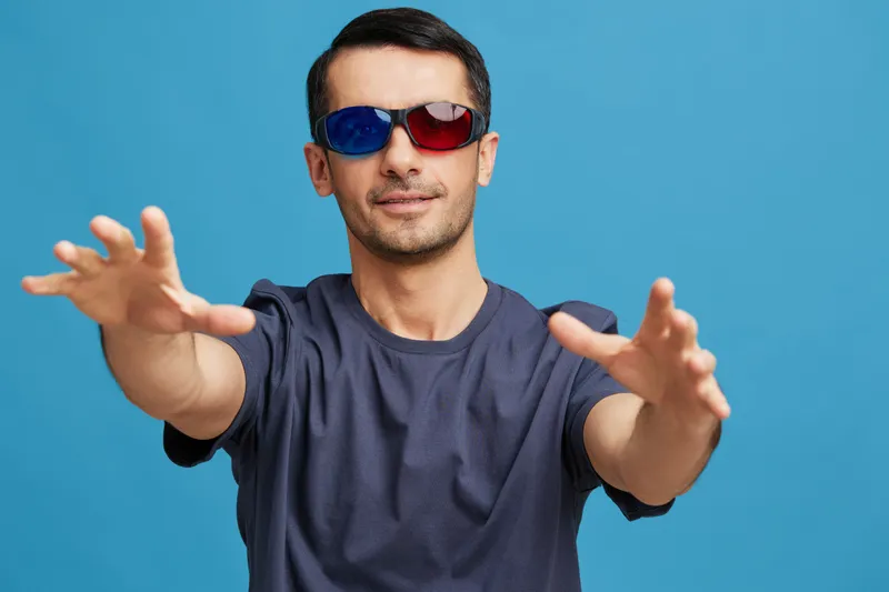 Портрет мужчины в 3D-очках для кино, веселые эмоции, изолированный фон