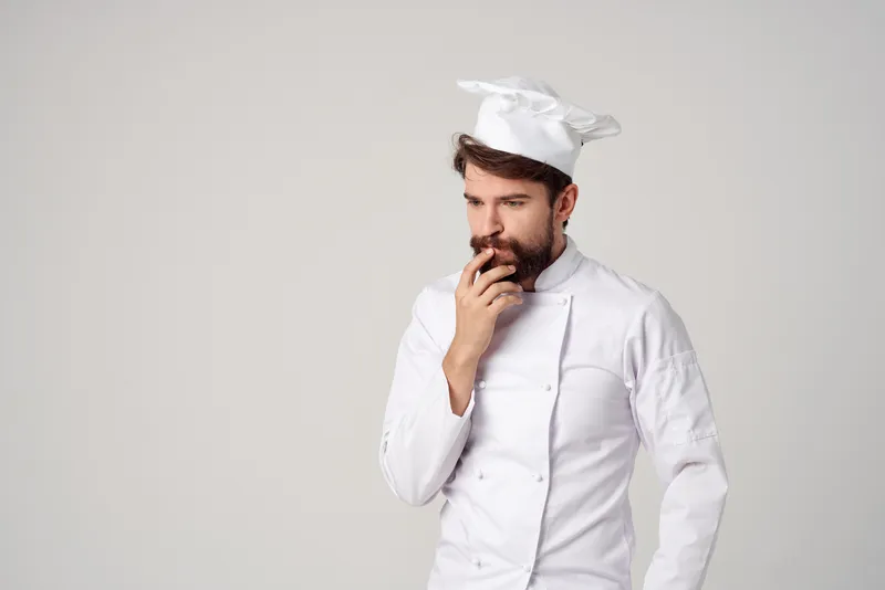 Шеф-повар занимается кулинарией на светлом фоне