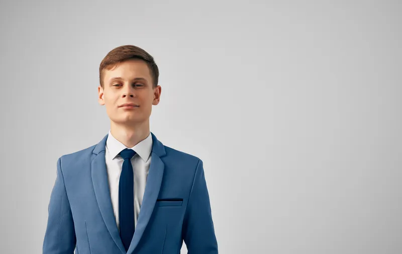 Мужчина в синем пиджаке и галстуке, менеджер, официальное лицо, профессиональный серый фон