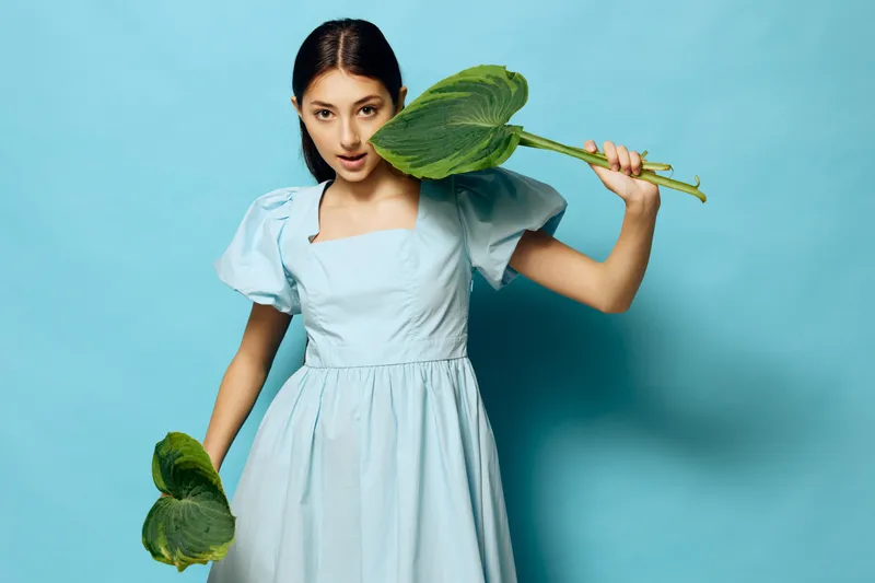 Теплая женщина, платье, сладкий, цветок, косметика, студия, улыбка, розовый, цвет, стиль жизни, красота, пальмовый лист, человек, молодая, голубая, женственная, винтажная, красивая, портрет