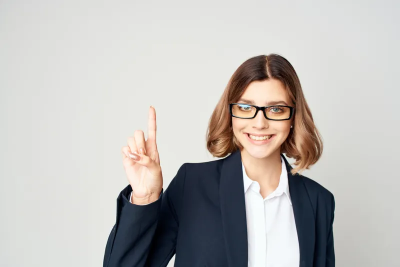 Деловая женщина в костюме, профессиональные эмоции на работе