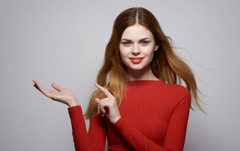 Симпатичная женщина жестикулирует руками