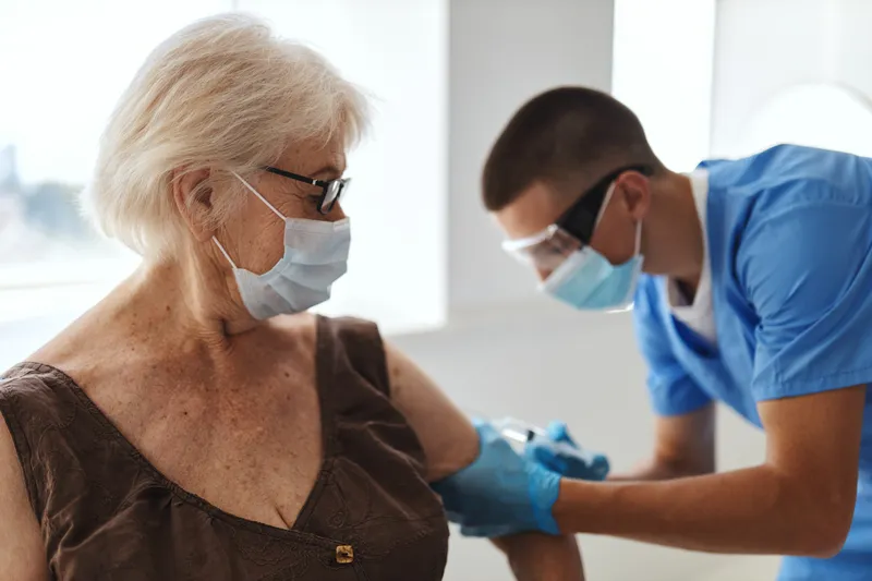 Пациент и врач в больнице, вакцинация для получения COVID-паспорта