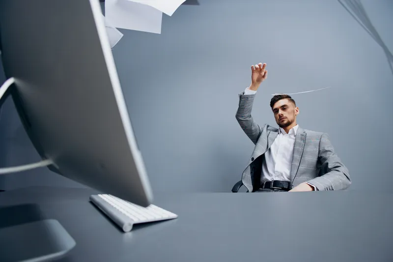 Бизнесмены, документы на столе, работа за компьютером, эмоции, серый фон