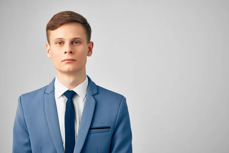 Мужчина в пиджаке и галстуке, руководитель, успех, кадр обрезан