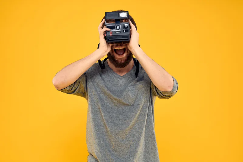 Мужчина-фотограф с профессиональным фотоаппаратом