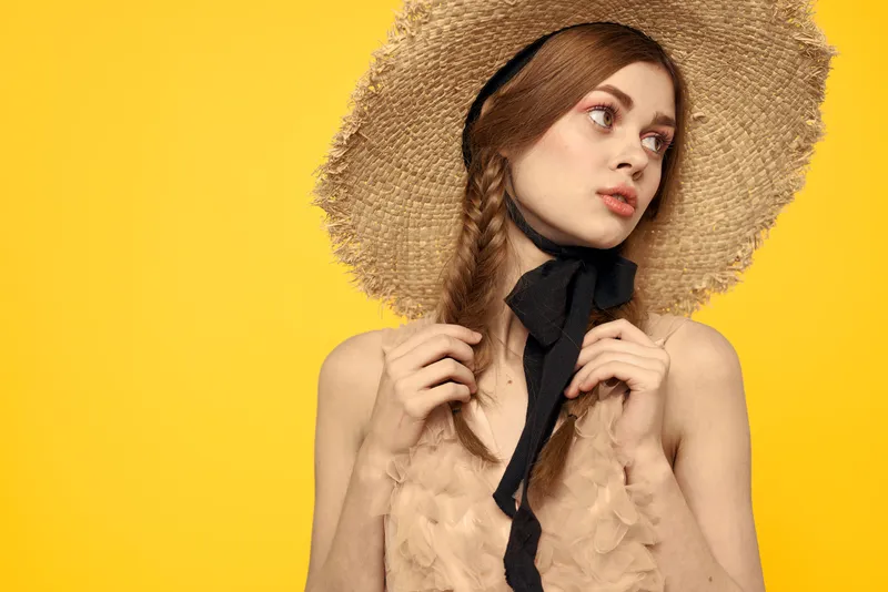 Красивая женщина в дорожной шляпе, летний образ жизни, желтый фон