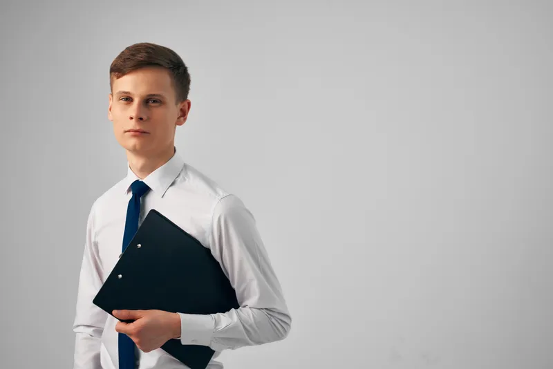 Деловые мужчины в рубашках с галстуками, бумаги, офисная студия