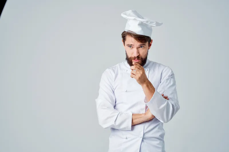 Повар на кухне, работа, жесты рук на светлом фоне