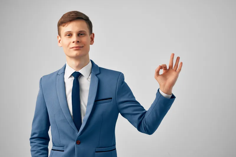 Бизнесмен в костюме, успешная официальная работа в офисе