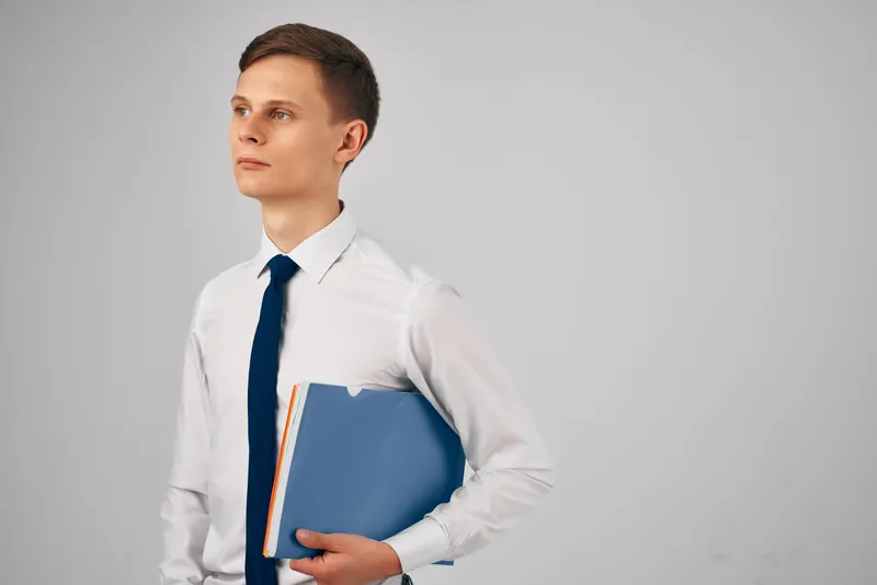 Бизнесмен, менеджер с документами в официальном офисе