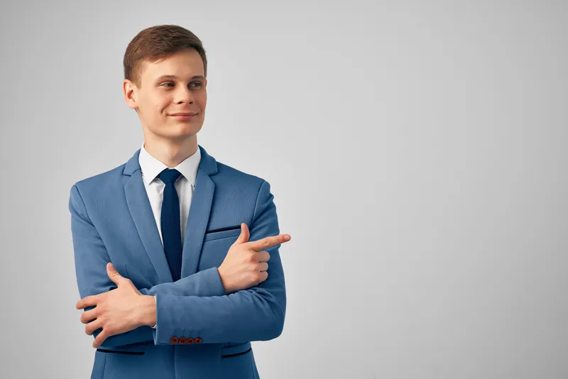 Мужчина в пиджаке и галстуке, руководитель, успех, кадр обрезан