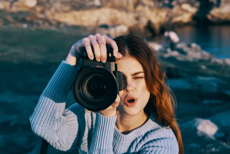 Жизнерадостная женщина-туристка с фотоаппаратом на природе, для профессионалов, горы, путешествие