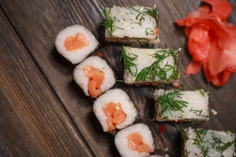 Фаршированные суши-роллы с морепродуктами, васаби, имбирь, азиатская еда