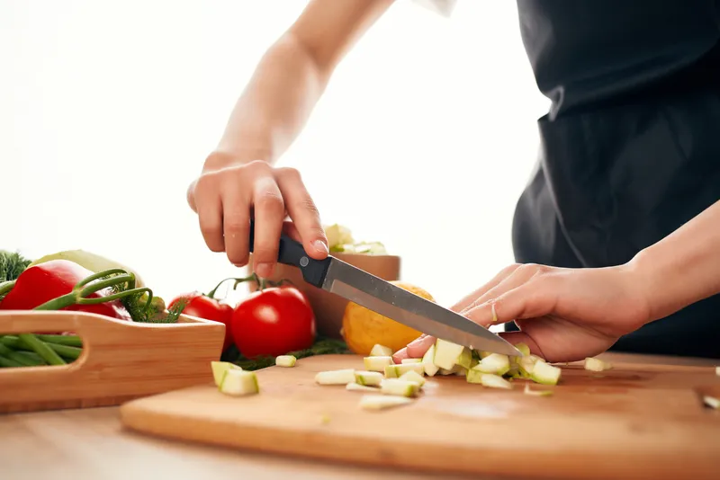 Нарезанные овощи, свежие продукты, кухонные ингредиенты, здоровая пища