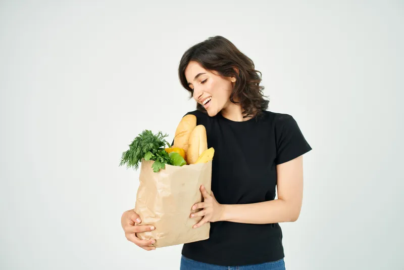 Женщина с пакетом продуктов, домохозяйка, здоровая пища, овощи, приготовление еды