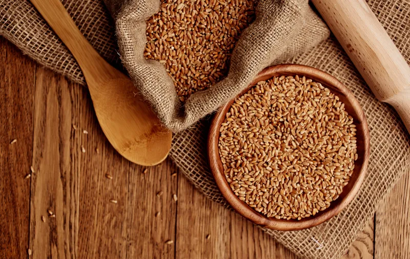 Органические каши и продукты в тарелке, кухонная утварь для овсянки