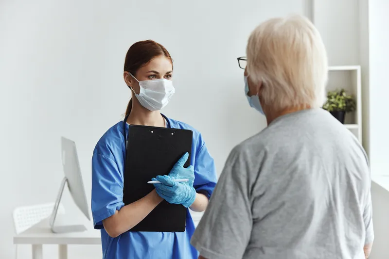 Женщина-врач посещает больницу, оказывая медицинскую помощь