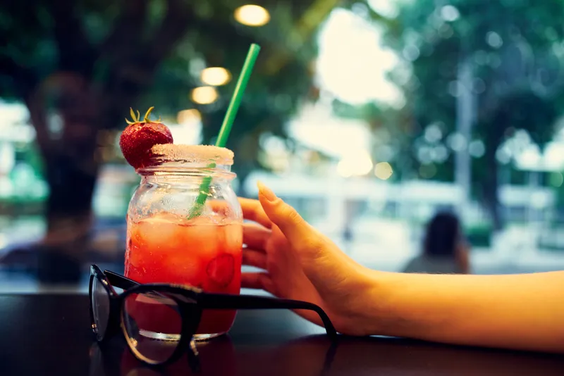 Крупный план коктейля с трубочкой в ресторане