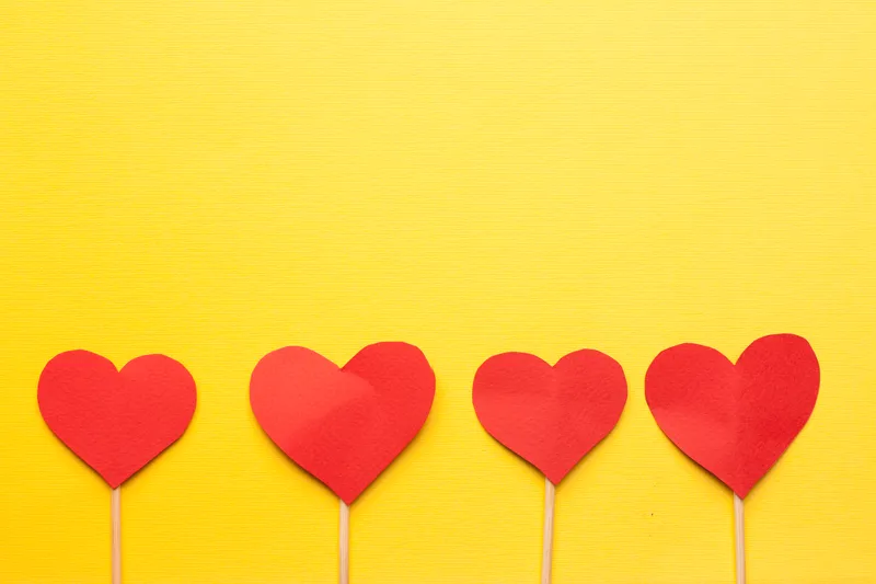 Красное сердце, подарок на День святого Валентина, праздник, романтика на желтом фоне