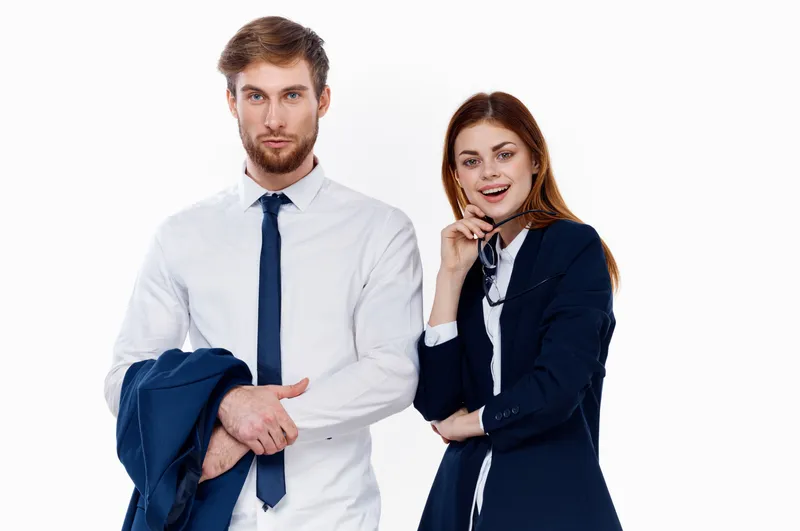 Мужчина и женщина общаются на работе, коллеги по финансам в офисе