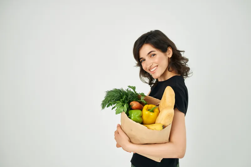 Женщина с пакетом продуктов, забота о здоровье, доставка из супермаркета