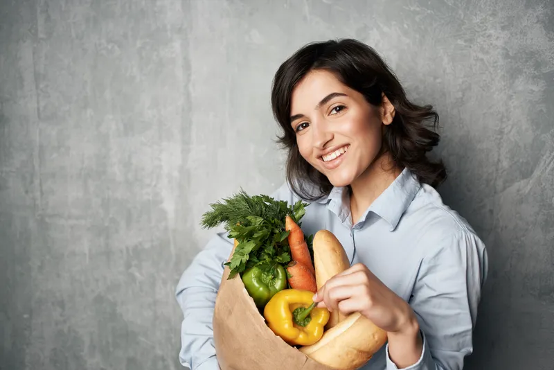 Симпатичная женщина с пакетом продуктов, овощей, доставка, покупки