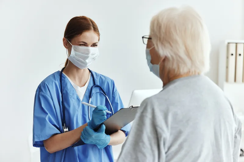 Пациент и врач дают профессиональные медицинские советы, оба в медицинских масках