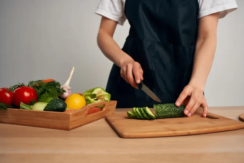 Нарезка овощей, приготовление еды, здоровая пища на кухне