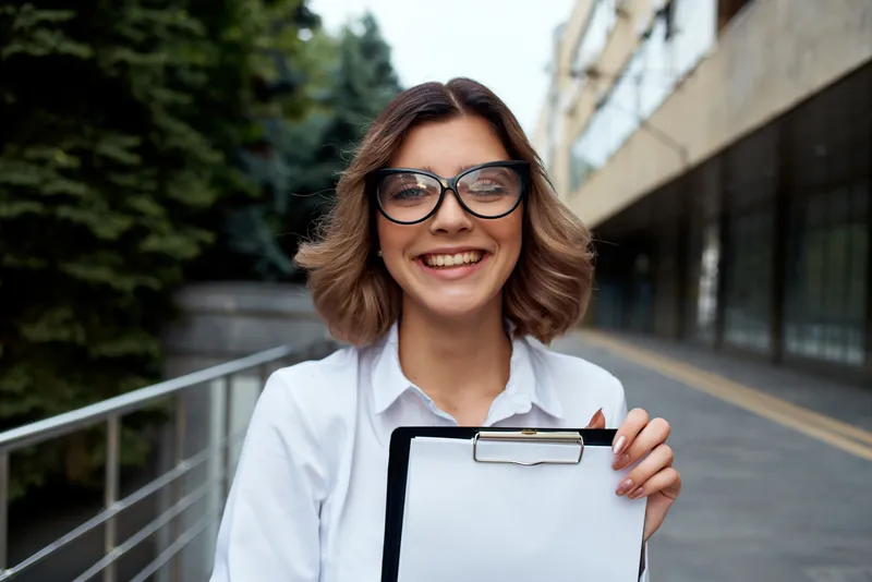 Деловая женщина в очках работает с документами на улице, общаясь