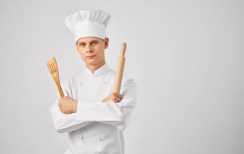 Повар-мужчина в фартуке готовит на кухне, ресторан, образ жизни