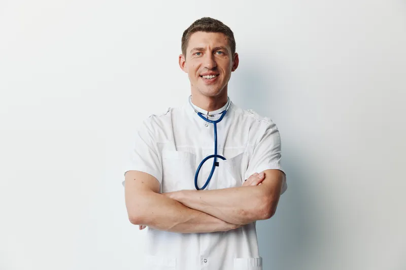 Мужчина заботится, стетоскоп, хирург, эксперт, медик, умный, клинический, терапевт, красивый, уверенный в себе, здоровье, практик, больничная форма, врач, профессионал, специалист, доктор, дружелюбный