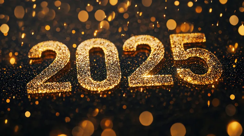 Сверкающие золотые цифры 2025 на темном фоне в окружении мерцающих огоньков боке