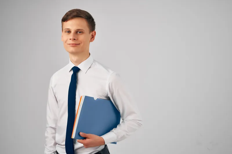 Деловой мужчина, менеджер с документами в официальном офисе