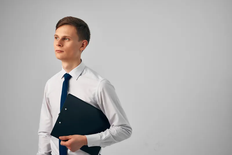 Мужчина в рубашке с галстуком работает с документами, профессиональный менеджер