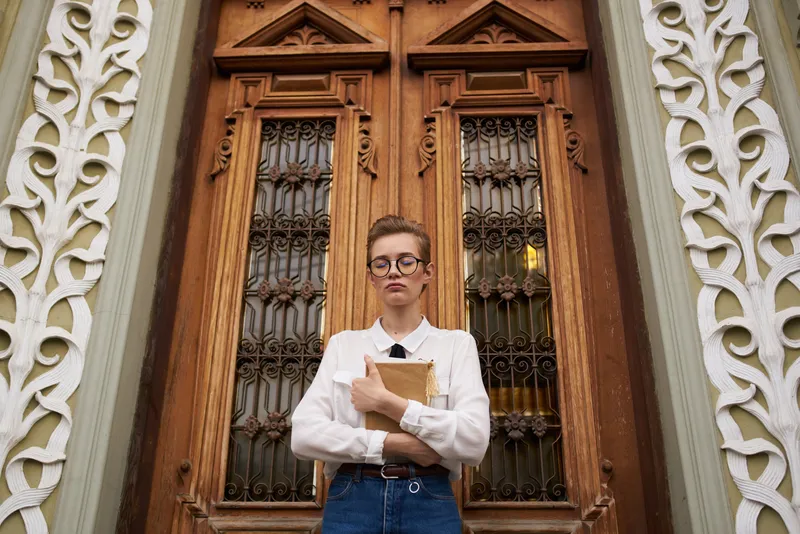 Симпатичная женщина на улице возле здания, отдых, образование