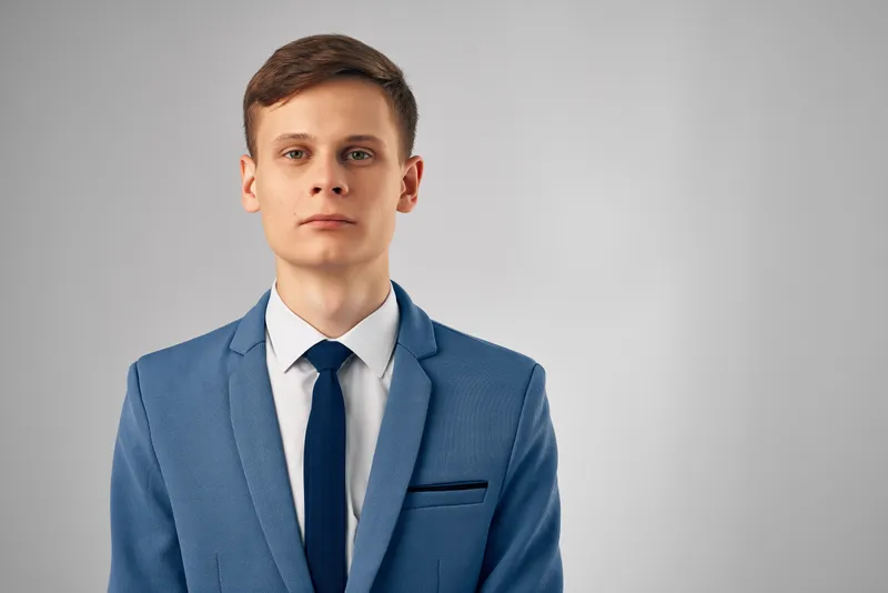 Деловой мужчина в костюме работает с документами в офисе